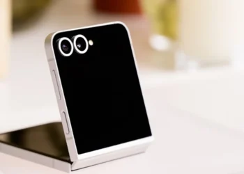 Galaxy Z Flip 7 Leak Hint at Bigger Cover Display