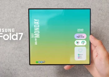 z-fold-7-creaseless-display-closeup